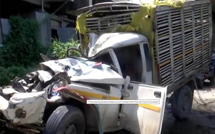 ভারতে সড়কে ঝরল ৭ শিক্ষার্থীর প্রাণ