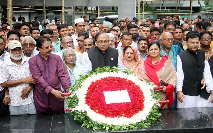 বঙ্গবন্ধুর প্রতিকৃতিতে রাসিক মেয়র লিটনের শ্রদ্ধা