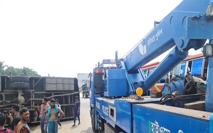 চান্দিনায় মহাসড়কে বাস উল্টে নিহত ৩