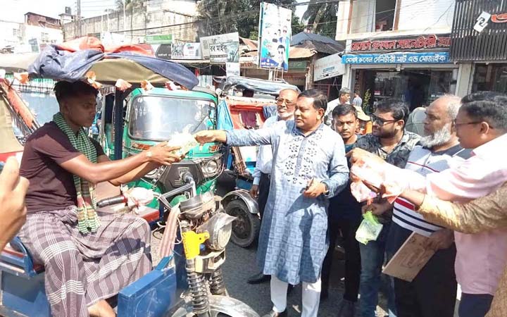 নোয়াখালীতে অবরোধে গাড়ি বের করে খাবার পেল চালকরা