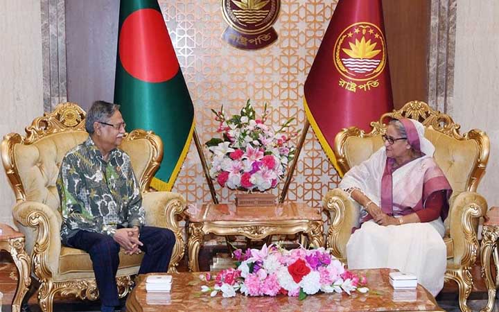 রাষ্ট্রপতির সঙ্গে প্রধানমন্ত্রীর সাক্ষাৎ