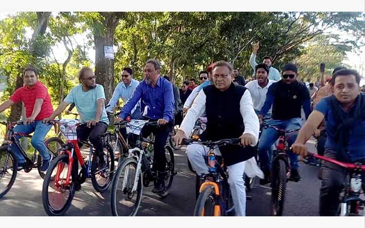 সাইকেল চালিয়ে নির্বাচনী প্রচারণা শুরু করলেন তথ্যমন্ত্রী