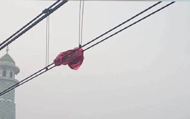 মেট্রোরেলের তার থেকে ৪০টি ফানুস অপসারণ