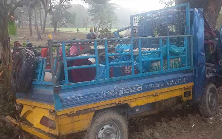 কুয়াশায় নিয়ন্ত্রণ হারিয়ে গাছের সঙ্গে পিকআপভ্যানের ধাক্কা, নিহত ৩