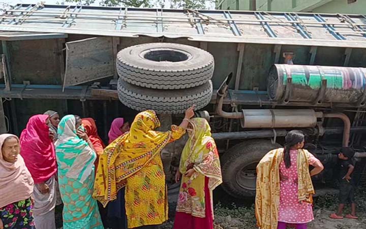 বসতঘরে ঢুকে পড়ল ট্রাক, আহত ৪