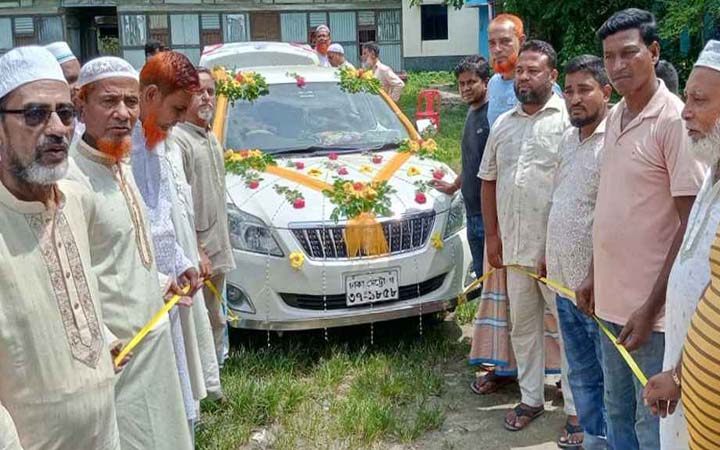 ফুলসজ্জিত গাড়িতে ইমামের রাজকীয় বিদায়, ৫ লাখ টাকা উপহার