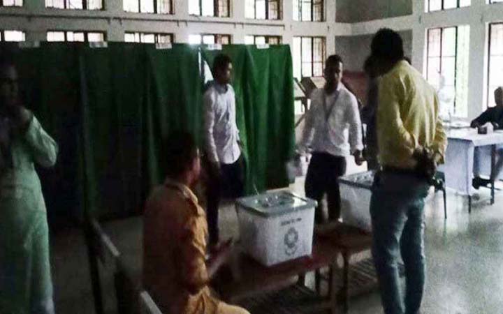 চার্জার লাইটে চলছে ভোটগ্রহণ!