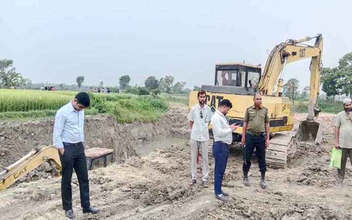 ধামরাইয়ে অবৈধভাবে কৃষিজমির মাটি কাটায় জব্দ ৪ ভেকু