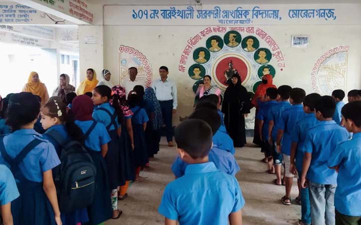 মোরেলগঞ্জে প্রাথমিক বিদ্যালয়ে শিক্ষার মান যাচাই করছেন ইউএনও