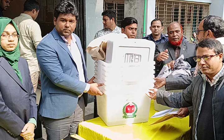 হিলিতে ভোটের সরঞ্জাম বিতরণ