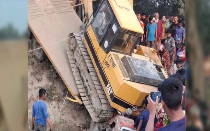 চিরিরবন্দরে ভেকু বহনকারী ট্রাক্টর খাদে, নিহত ১