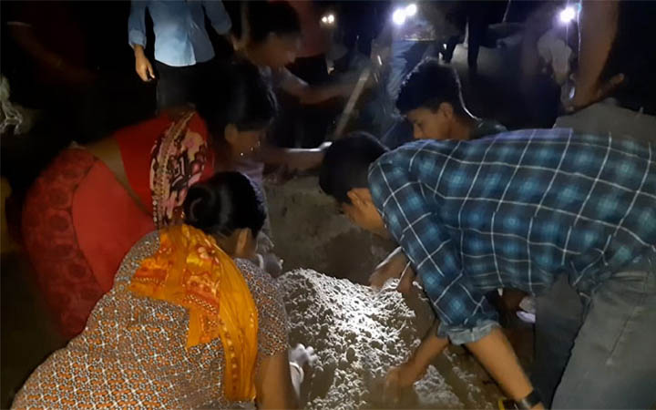 স্বর্ণের খোঁজে হাজারো মানুষের ভিড়, ১৪৪ ধারা জারি