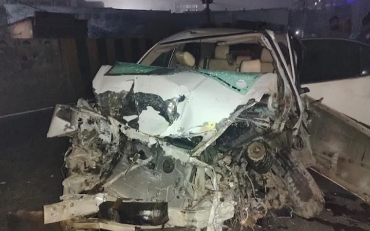 গাজীপুরে প্রাইভেট কার নিয়ন্ত্রণ হারিয়ে আইল্যান্ডে, নিহত ২