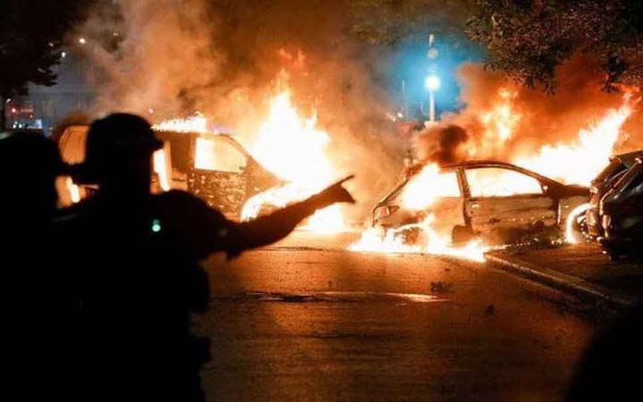 টানা পাঁচদিনের বিক্ষোভ সহিংসতায় উত্তাল ফ্রান্স