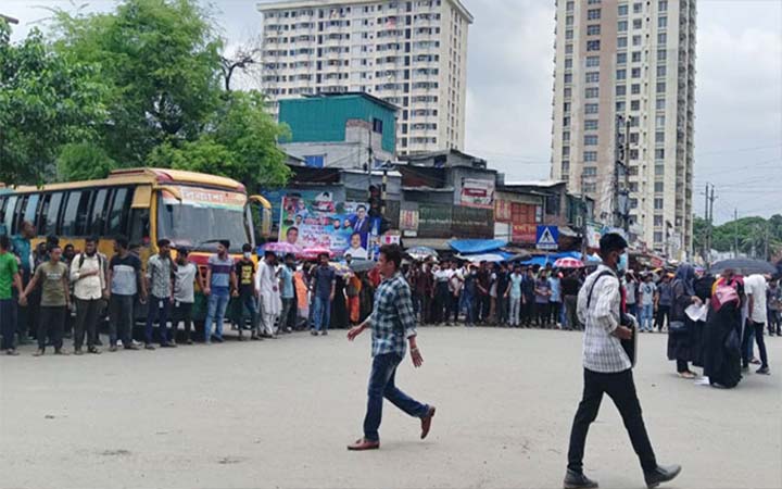 সাত কলেজের শিক্ষার্থীদের নীলক্ষেত মোড় অবরোধ