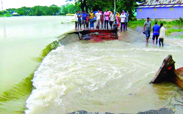 বন্যায় ভেসে যাওয়া মায়ের লাশ উদ্ধার, এখনো নিখোঁজ ২ সন্তান