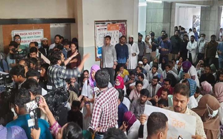 অনির্দিষ্টকালের কর্মবিরতিতে যাচ্ছেন পোস্টগ্রাজুয়েট চিকিৎসকরা