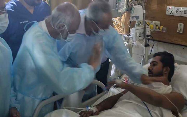আহত নুরকে দেখতে হাসপাতালে বিএনপি নেতা ড. মঈন খান
