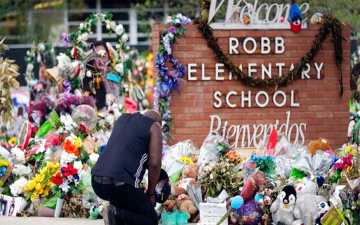 যুক্তরাষ্ট্রের স্কুলে নিরাপত্তা বাড়াতে শিক্ষকদের অস্ত্র প্রদান