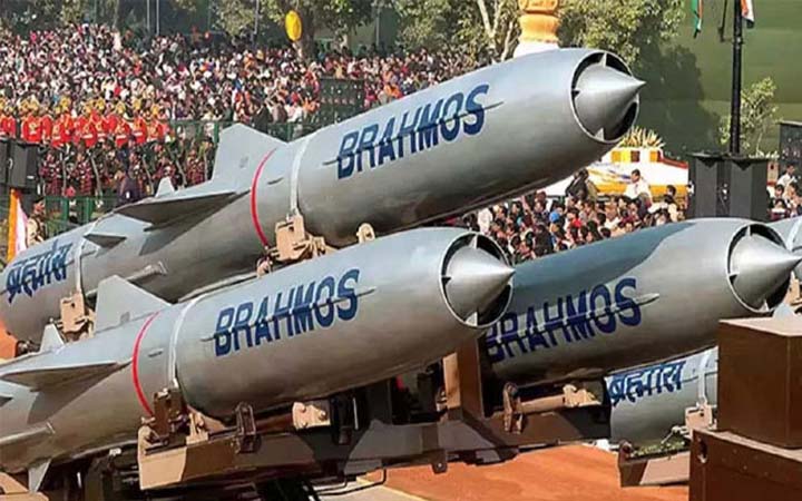 পাকিস্তানে ব্রহ্মস ক্ষেপণাস্ত্র ছোড়ায় ৩ কর্মকর্তাকে বরখাস্ত ভারতে