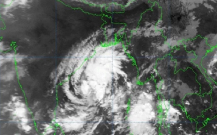 নিম্নচাপ থেকে ঘূর্ণিঝড় কিনা জানা যাবে আজ