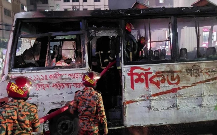 এবার মিরপুরে যাত্রীবাহী বাসে আগুন