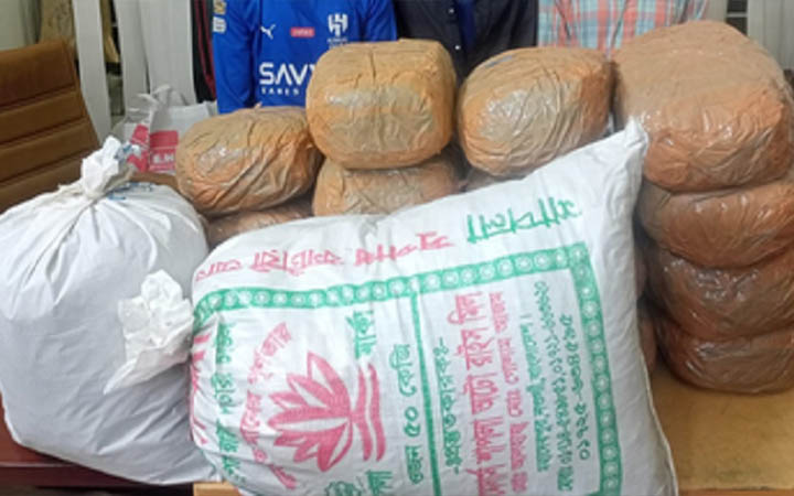 শিল্পকলার সামনে থেকে ৪৫ কেজি গাঁজা উদ্ধার, গ্রেফতার ৩