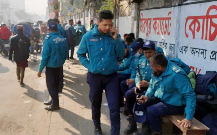 সংঘর্ষের আশঙ্কায় সায়েন্সল্যাবে সতর্ক অবস্থানে পুলিশ