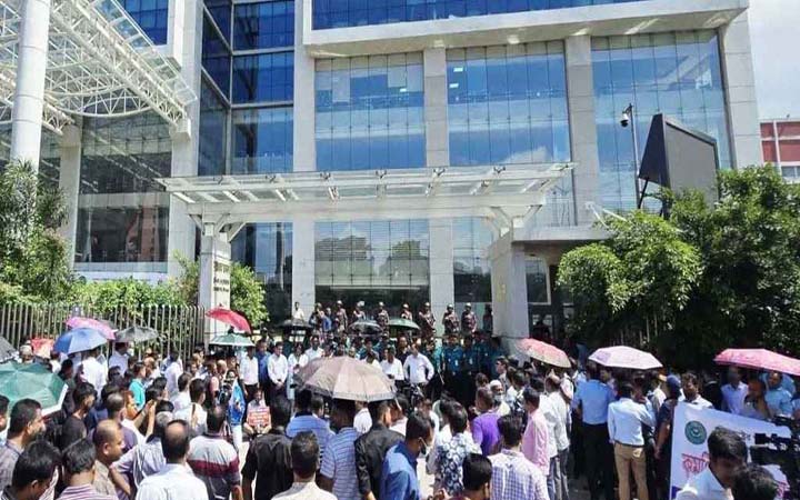 ‘মার্চ টু এনবিআর’ কর্মসূচি পালন করছে কর্মকর্তা-কর্মচারীরা