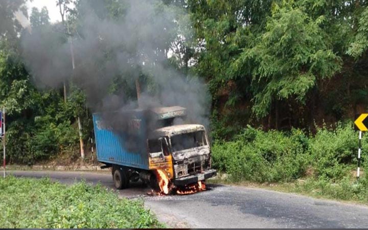 মাটিরাঙায় কুরিয়া সার্ভিসের কাভার্ড ভ্যানে আগুন