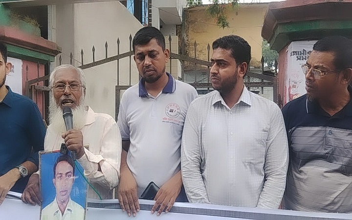মানবাধিকার সংগঠন ‘অধিকার’-এর উদ্যোগে সাতক্ষীরায় মানববন্ধন: গুমের বিচার ও সন্ধান দাবি