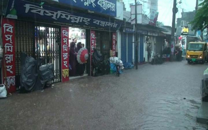 নাটোর শহরে অব্যাহত ভারী বর্ষণে অধিকাংশ এলাকায় জলাবদ্ধতা