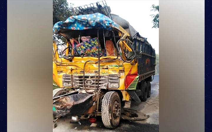 নাটোরে সড়ক দুর্ঘটনায় চালকসহ ২ জন নিহত