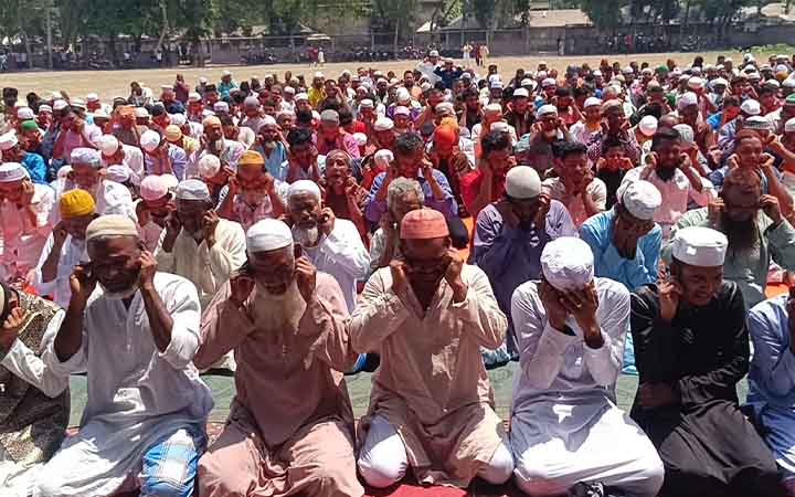 হাতীবান্ধায় বৃষ্টির জন্য বিশেষ নামাজ আদায়