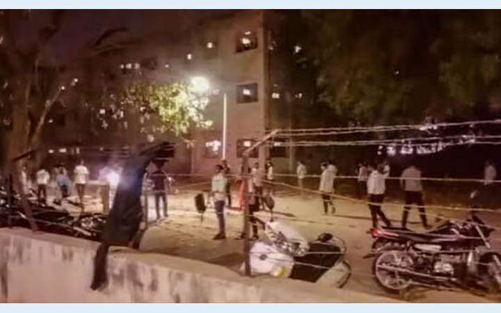গুজরাট বিশ্ববিদ্যালয়ে নামাজ পড়ায় শিক্ষার্থীদের মারধর : গ্রেফতার ২