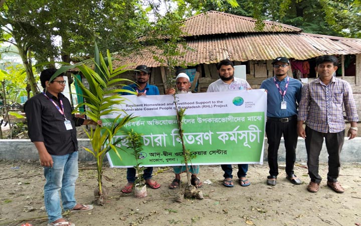 আদ্-দ্বীনের উদ্যোগে খুলনায় ফলজ ও ঔষধি গাছের চারা বিতরণ