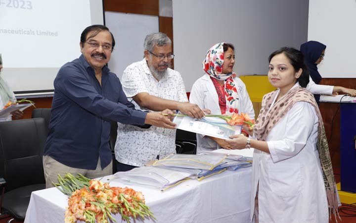 আদ্-দ্বীন হাসপাতালে ইন্টার্ন চিকিৎসকদের অভিষেক ও শপথ গ্রহণ