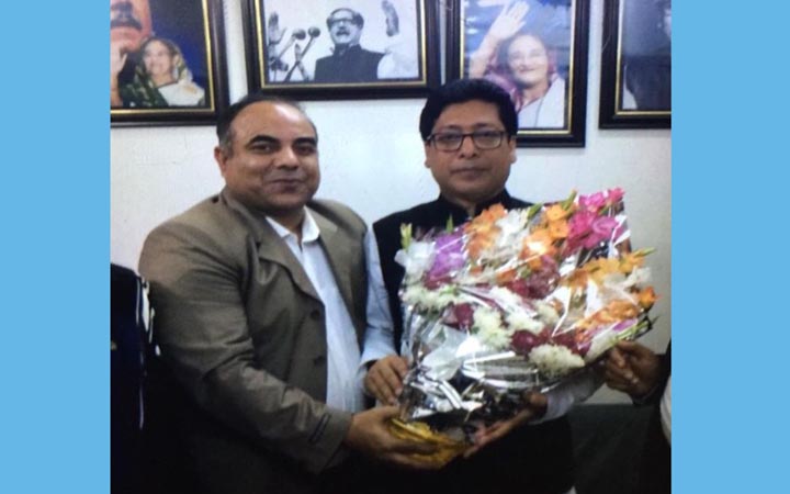 হ্যাটট্রিক জয়ে ফরহাদ হোসেনকে আকিজ গ্রুপের ফুলেল শুভেচ্ছা