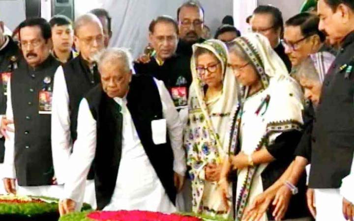 বঙ্গবন্ধুর প্রতিকৃতিতে আ.লীগের শ্রদ্ধা