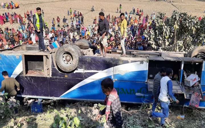বাস উল্টে ভ্যানের ওপর, নিহত ৪