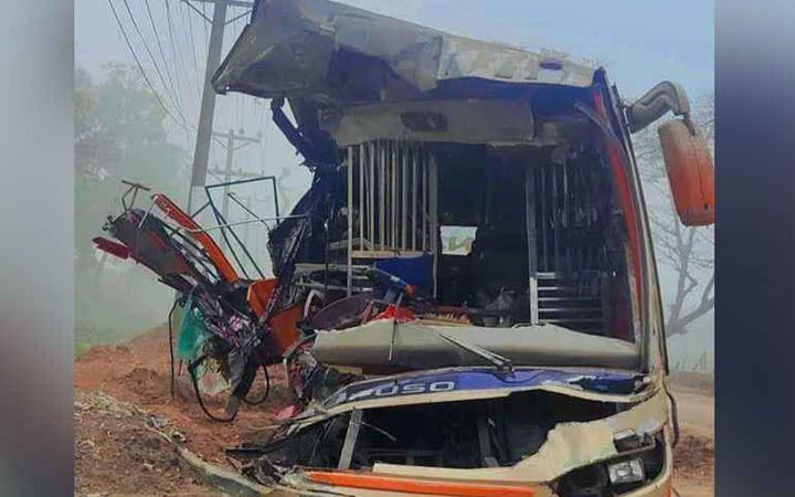 নরসিংদীর পলাশে বাস-কাভার্ডভ্যানের মুখোমুখি সংঘর্ষে নিহত ২