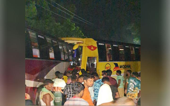 গোদাগাড়ীতে দুই বাসের মুখোমুখি সংঘর্ষ, নিহত ২