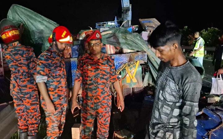 ঢাকা-মাওয়া এক্সপ্রেসওয়েতে বাস-ট্রাকের সংঘর্ষ, নিহত ৪