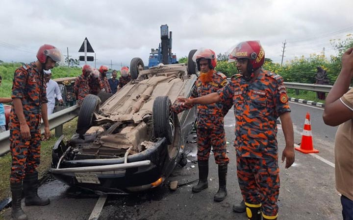 মাওয়া এক্সপ্রেসওয়েতে প্রাইভেটকার উলটে নিহত ৩