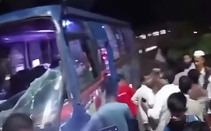 দেয়াল ভেঙে কুর্মিটোলা হাসপাতালে বাস, নিহত ১