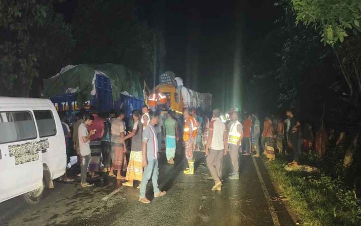 ঝিনাইদহে দুই ট্রাকের মুখোমুখি সংঘর্ষে চালক নিহত, আহত ২