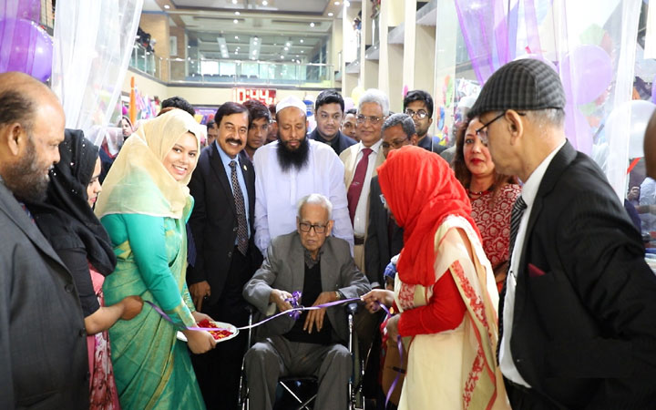 আদ্-দ্বীন উইমেন্স মেডিকেল কলেজে নবীন বরণ ও পিঠা উৎসব