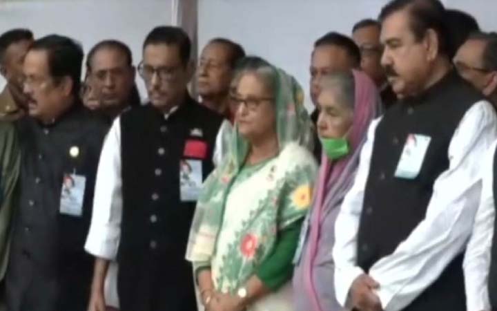বঙ্গবন্ধুর প্রতিকৃতিতে আওয়ামী লীগের শ্রদ্ধা
