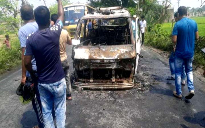 আগুনে পুড়ল চলন্ত অ্যাম্বুলেন্স