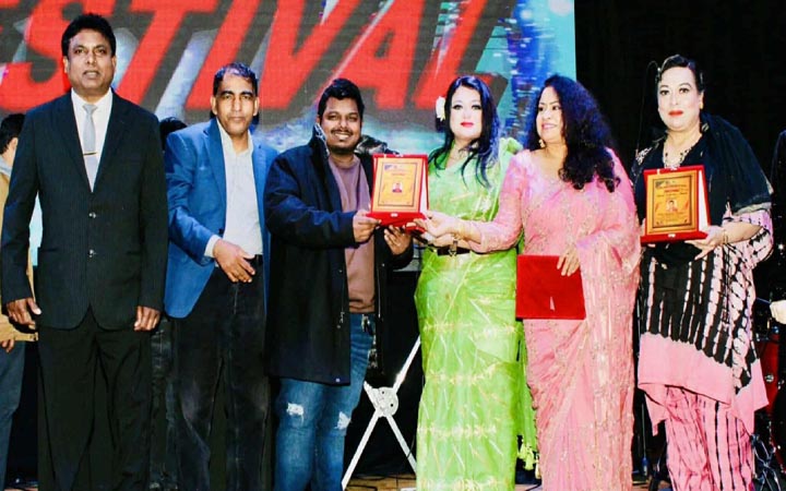 যুক্তরাষ্ট্রে পুরস্কৃত হলেন আনোয়ার হোসেন